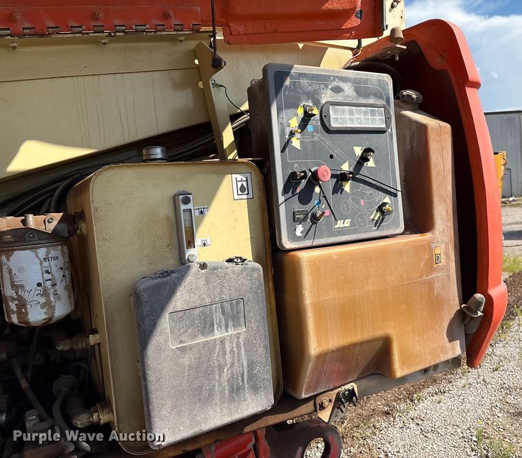 image for item EM0565 2001 JLG 600S boom lift