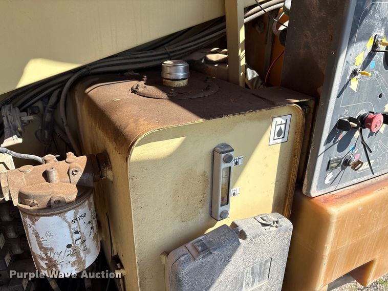 image for item EM0565 2001 JLG 600S boom lift