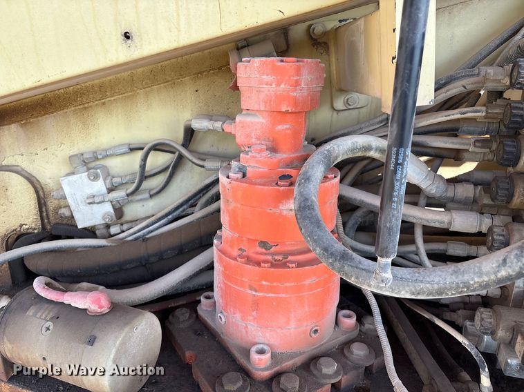 image for item EM0565 2001 JLG 600S boom lift