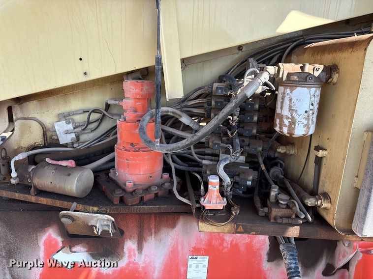 image for item EM0565 2001 JLG 600S boom lift