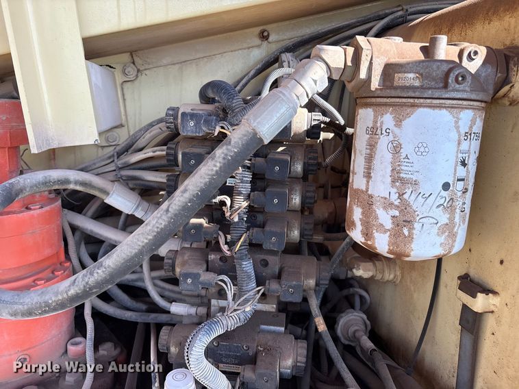 image for item EM0565 2001 JLG 600S boom lift