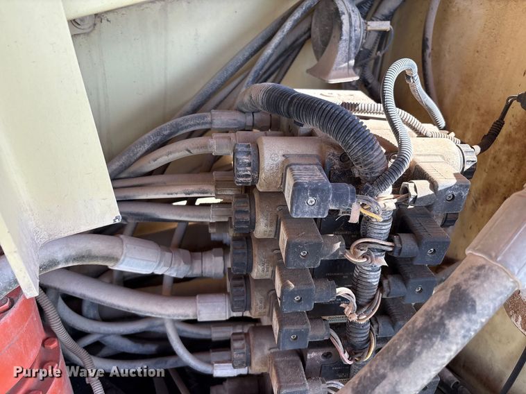 image for item EM0565 2001 JLG 600S boom lift