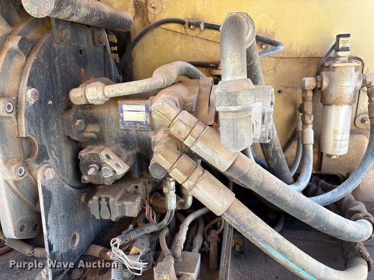 image for item EM0565 2001 JLG 600S boom lift