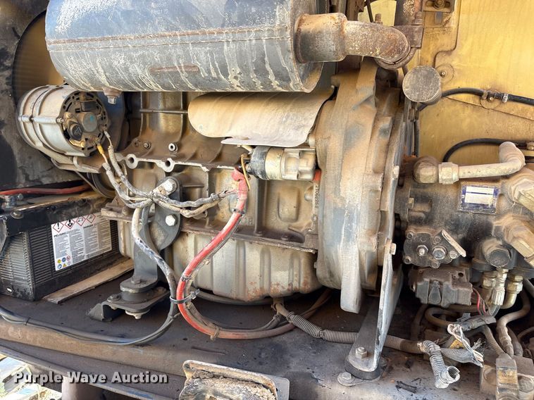 image for item EM0565 2001 JLG 600S boom lift