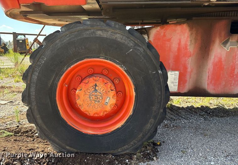 image for item EM0565 2001 JLG 600S boom lift