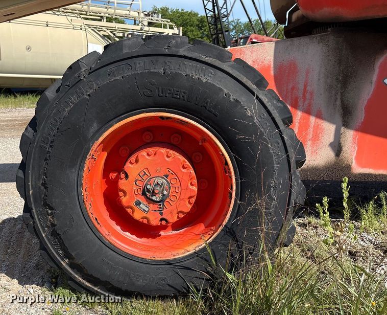 image for item EM0565 2001 JLG 600S boom lift