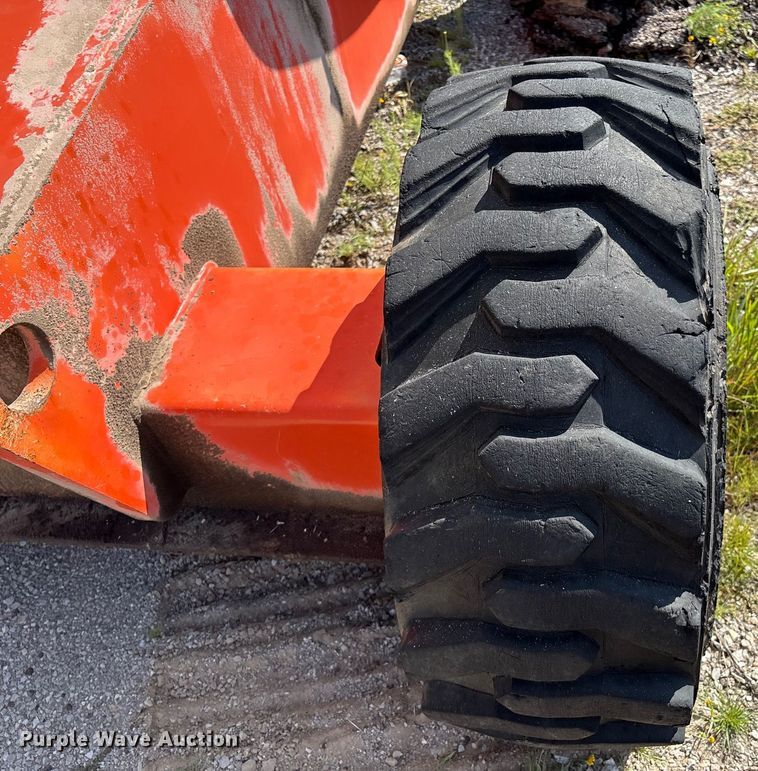 image for item EM0565 2001 JLG 600S boom lift