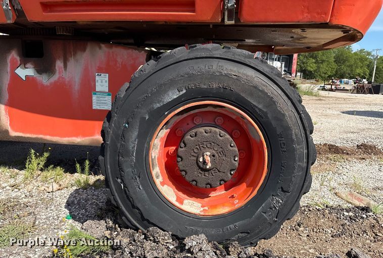 image for item EM0565 2001 JLG 600S boom lift