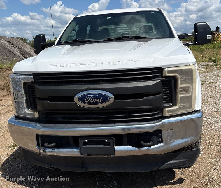 image for item EM0568 2019 Ford F250 Super Duty Crew Cab pickup truck