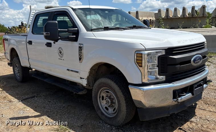 image for item EM0568 2019 Ford F250 Super Duty Crew Cab pickup truck