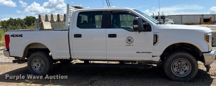 image for item EM0568 2019 Ford F250 Super Duty Crew Cab pickup truck