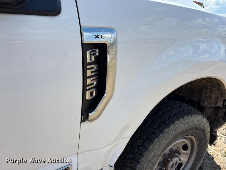 image for item EM0568 2019 Ford F250 Super Duty Crew Cab pickup truck