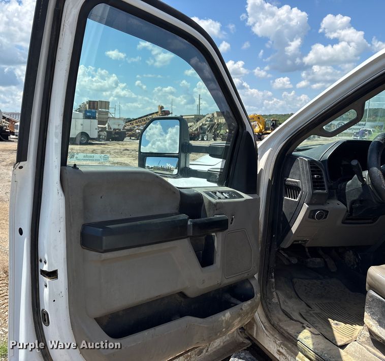 image for item EM0568 2019 Ford F250 Super Duty Crew Cab pickup truck