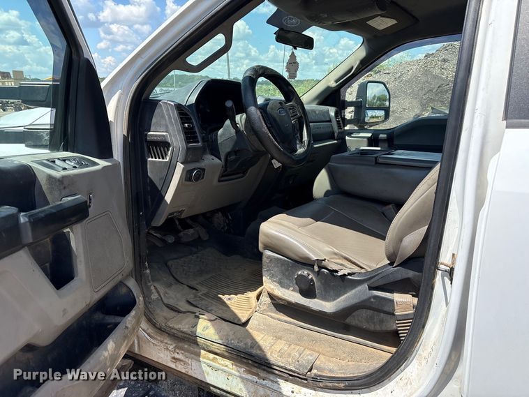 image for item EM0568 2019 Ford F250 Super Duty Crew Cab pickup truck