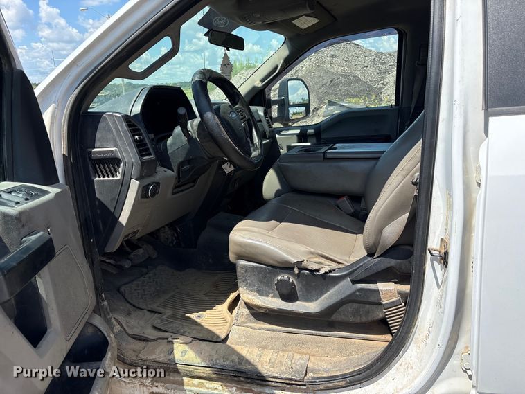 image for item EM0568 2019 Ford F250 Super Duty Crew Cab pickup truck