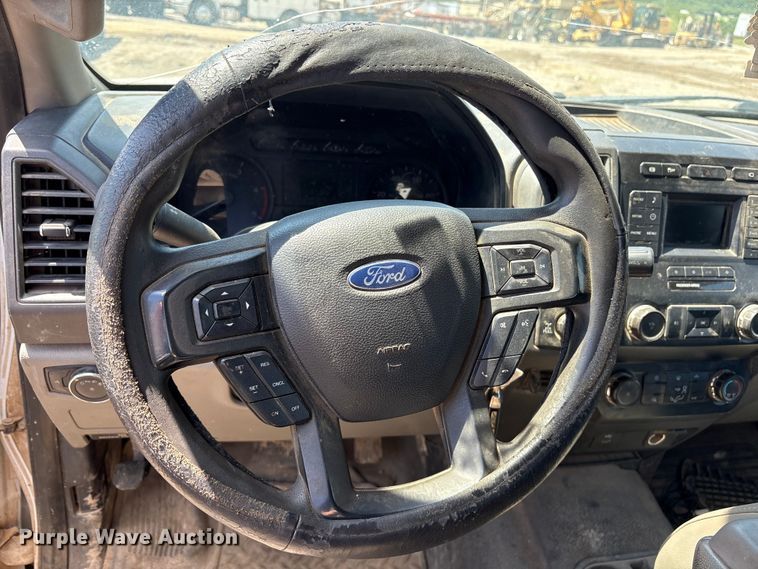 image for item EM0568 2019 Ford F250 Super Duty Crew Cab pickup truck