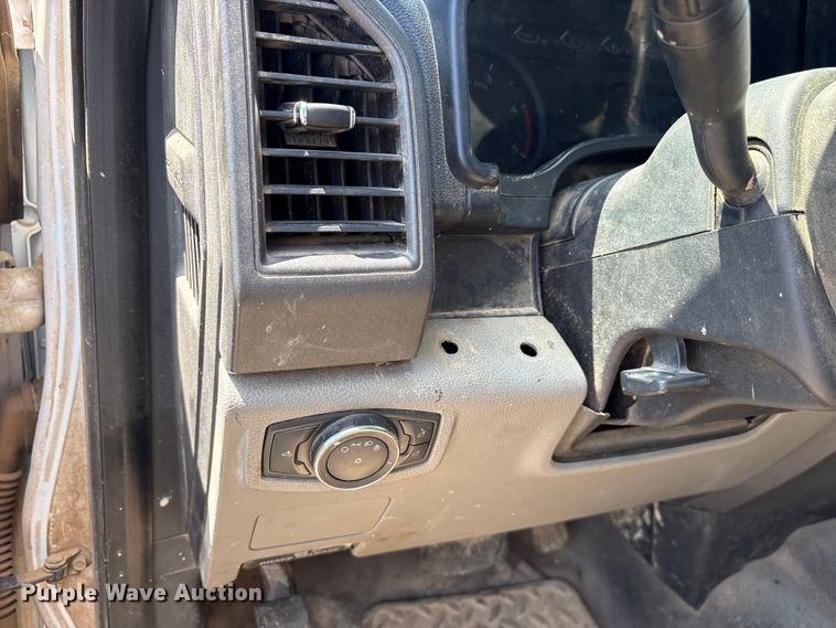 image for item EM0568 2019 Ford F250 Super Duty Crew Cab pickup truck