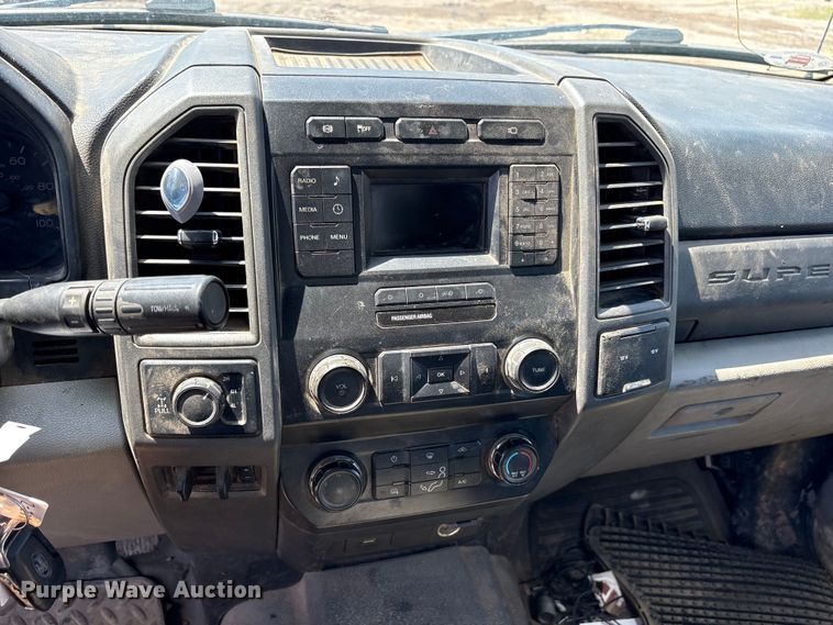 image for item EM0568 2019 Ford F250 Super Duty Crew Cab pickup truck