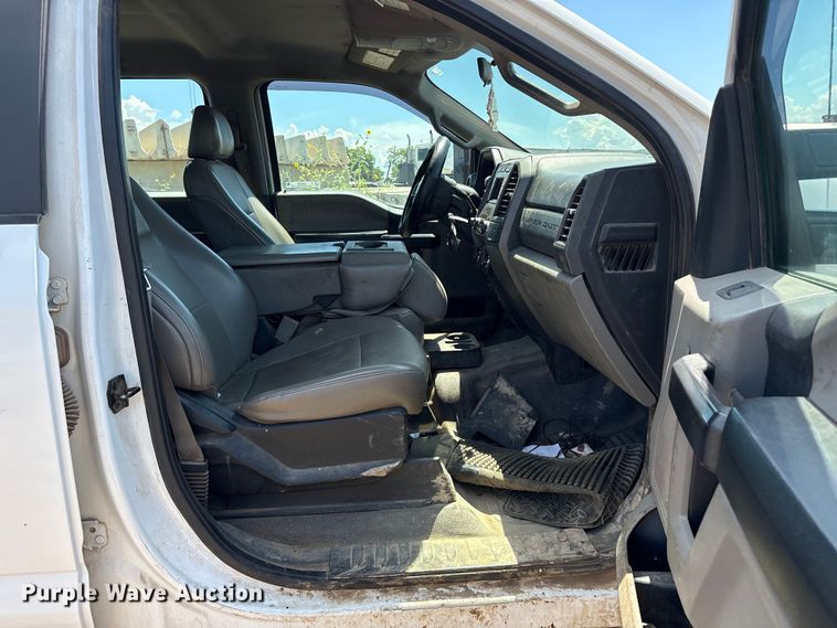 image for item EM0568 2019 Ford F250 Super Duty Crew Cab pickup truck