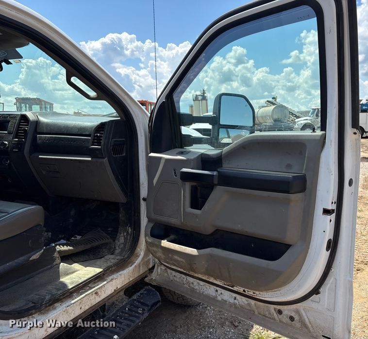 image for item EM0568 2019 Ford F250 Super Duty Crew Cab pickup truck