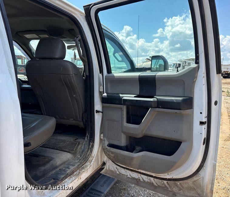 image for item EM0568 2019 Ford F250 Super Duty Crew Cab pickup truck