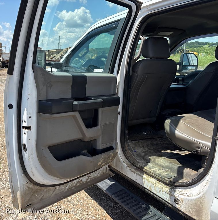 image for item EM0568 2019 Ford F250 Super Duty Crew Cab pickup truck