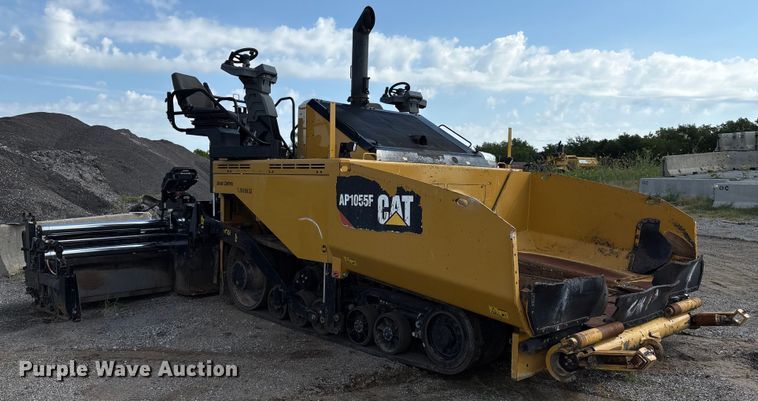 image for item EM0572 2019 Caterpillar AP 1055F paver