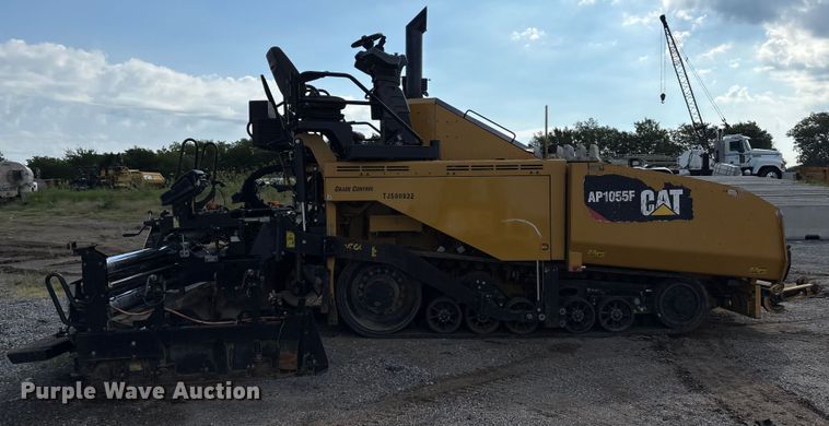image for item EM0572 2019 Caterpillar AP 1055F paver