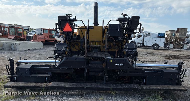 image for item EM0572 2019 Caterpillar AP 1055F paver
