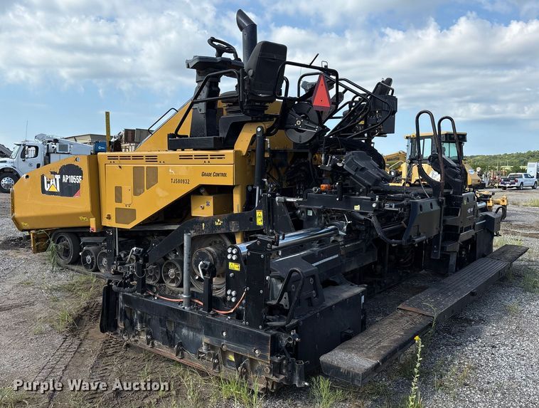 image for item EM0572 2019 Caterpillar AP 1055F paver
