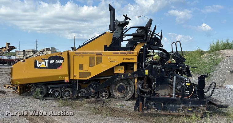 image for item EM0572 2019 Caterpillar AP 1055F paver
