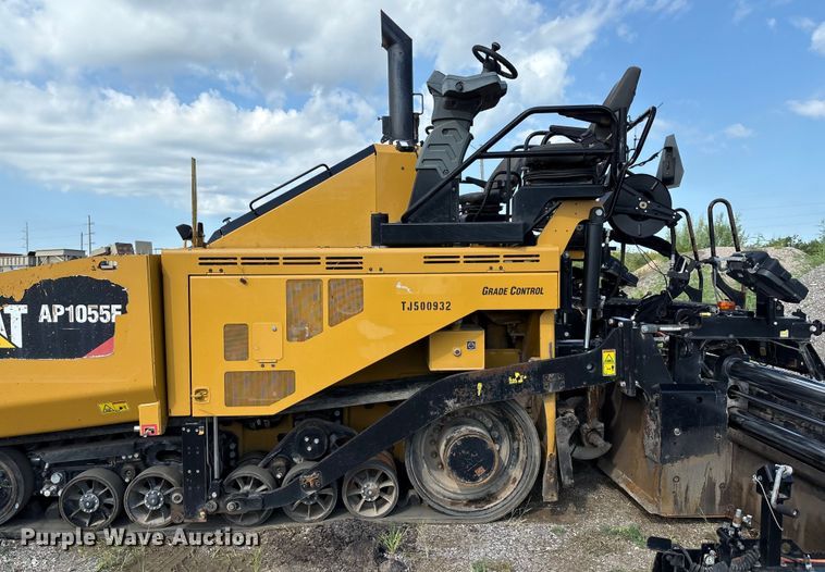 image for item EM0572 2019 Caterpillar AP 1055F paver