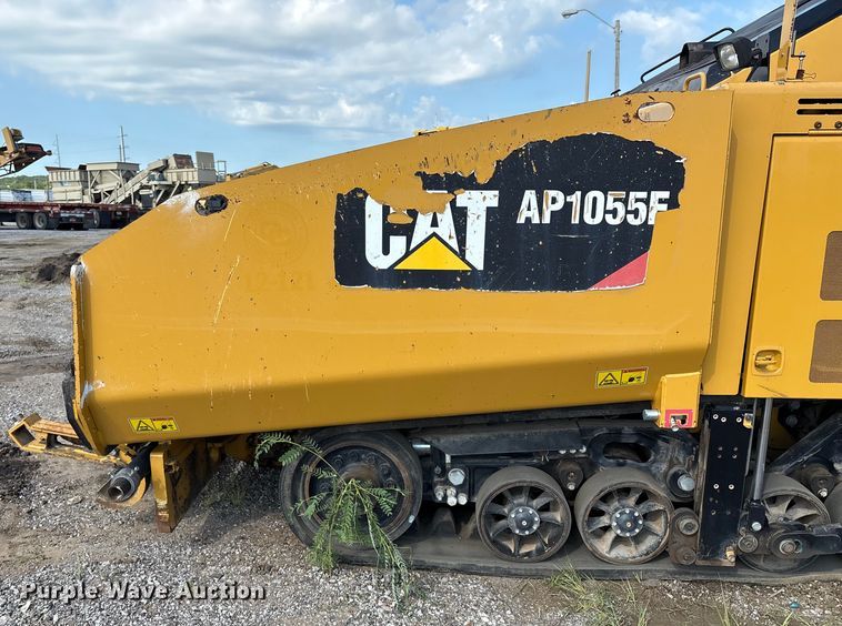 image for item EM0572 2019 Caterpillar AP 1055F paver