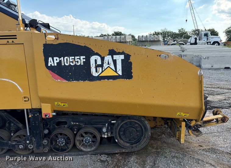 image for item EM0572 2019 Caterpillar AP 1055F paver