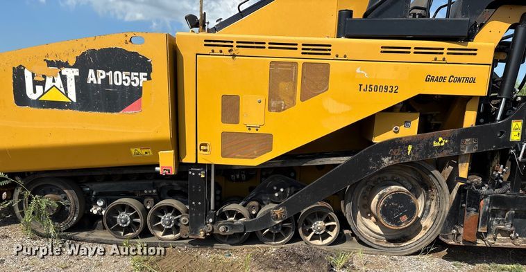 image for item EM0572 2019 Caterpillar AP 1055F paver