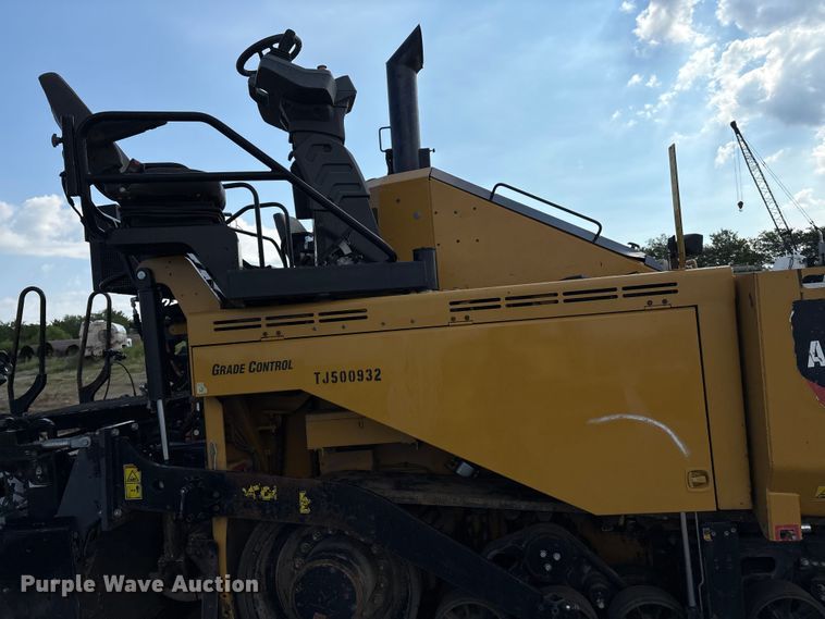 image for item EM0572 2019 Caterpillar AP 1055F paver