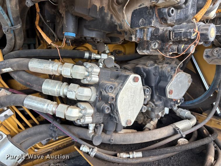 image for item EM0572 2019 Caterpillar AP 1055F paver