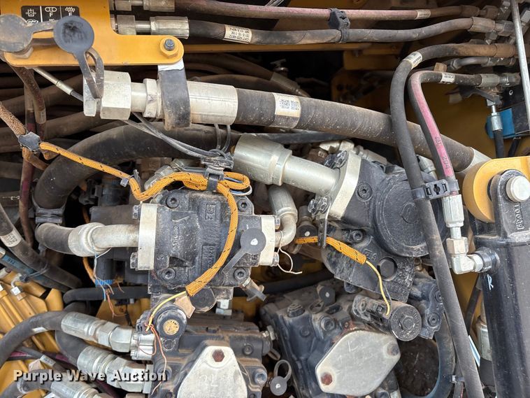 image for item EM0572 2019 Caterpillar AP 1055F paver