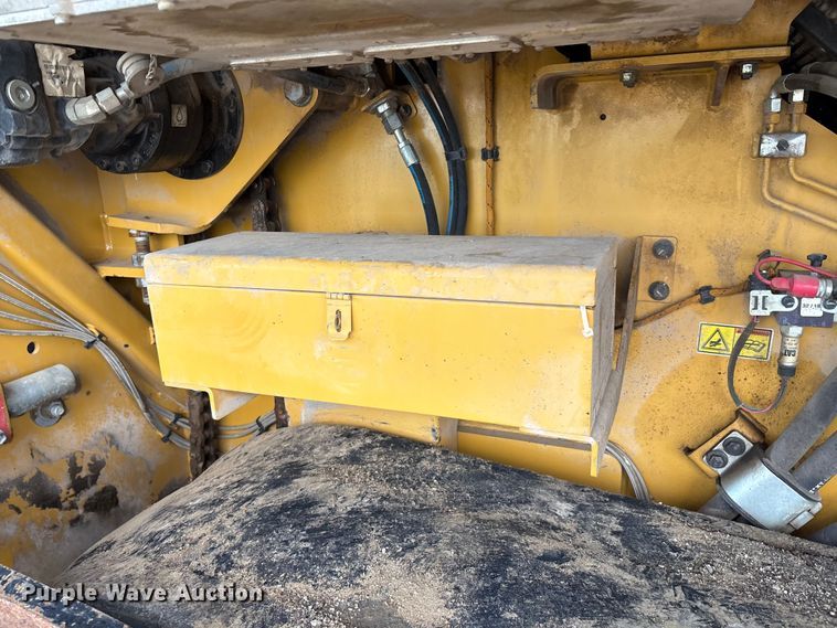 image for item EM0572 2019 Caterpillar AP 1055F paver