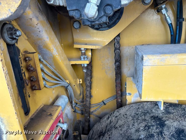 image for item EM0572 2019 Caterpillar AP 1055F paver