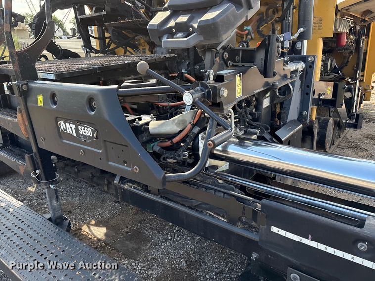 image for item EM0572 2019 Caterpillar AP 1055F paver