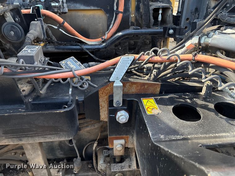 image for item EM0572 2019 Caterpillar AP 1055F paver