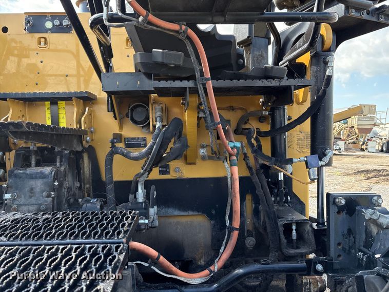 image for item EM0572 2019 Caterpillar AP 1055F paver