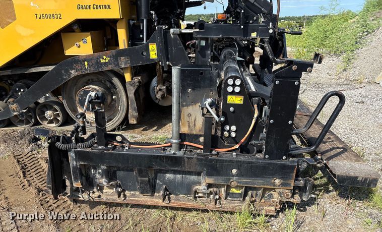 image for item EM0572 2019 Caterpillar AP 1055F paver