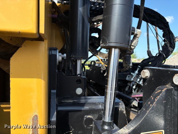 image for item EM0572 2019 Caterpillar AP 1055F paver
