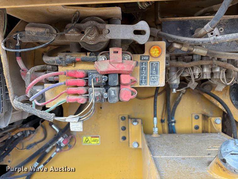 image for item EM0572 2019 Caterpillar AP 1055F paver