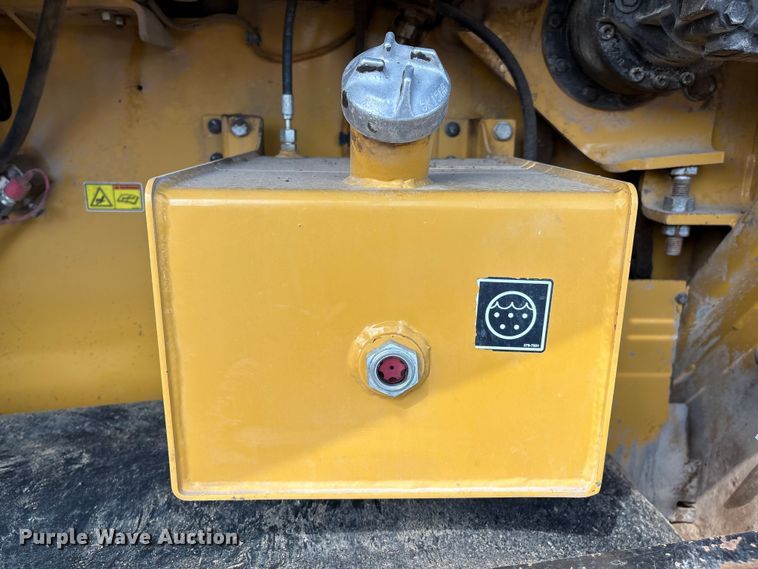 image for item EM0572 2019 Caterpillar AP 1055F paver