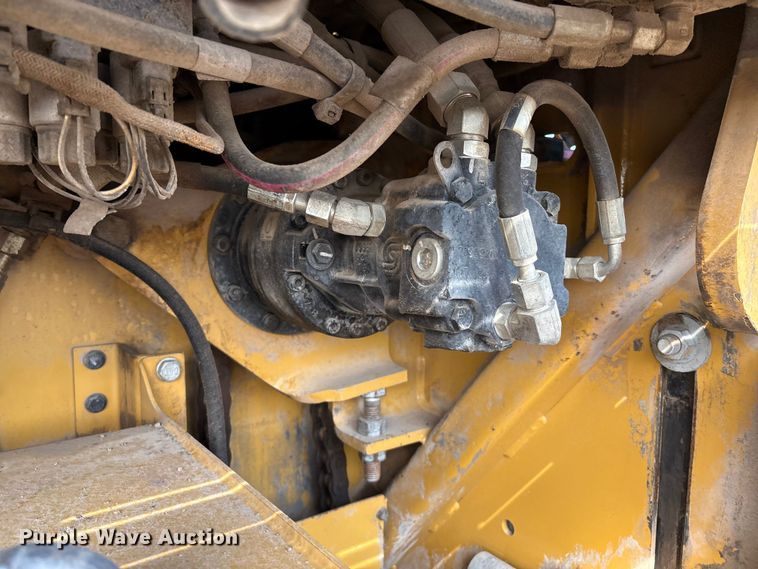 image for item EM0572 2019 Caterpillar AP 1055F paver