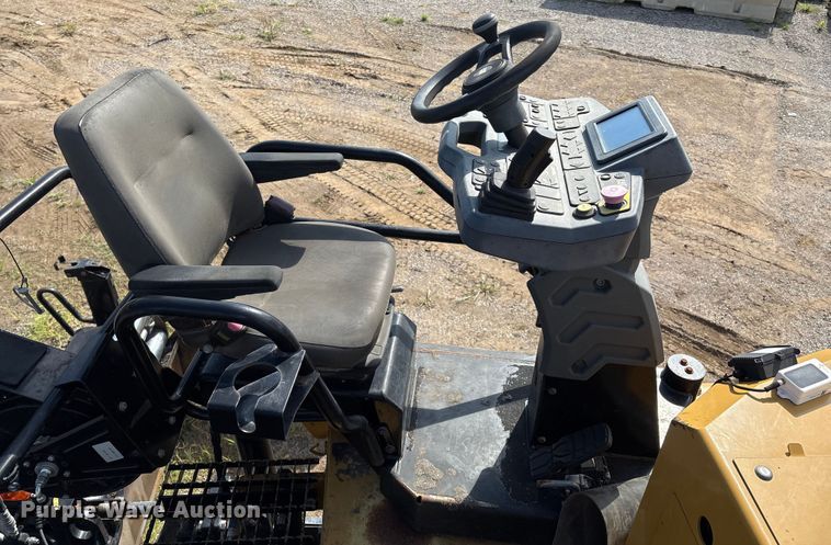 image for item EM0572 2019 Caterpillar AP 1055F paver