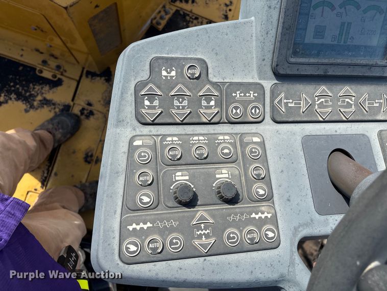 image for item EM0572 2019 Caterpillar AP 1055F paver